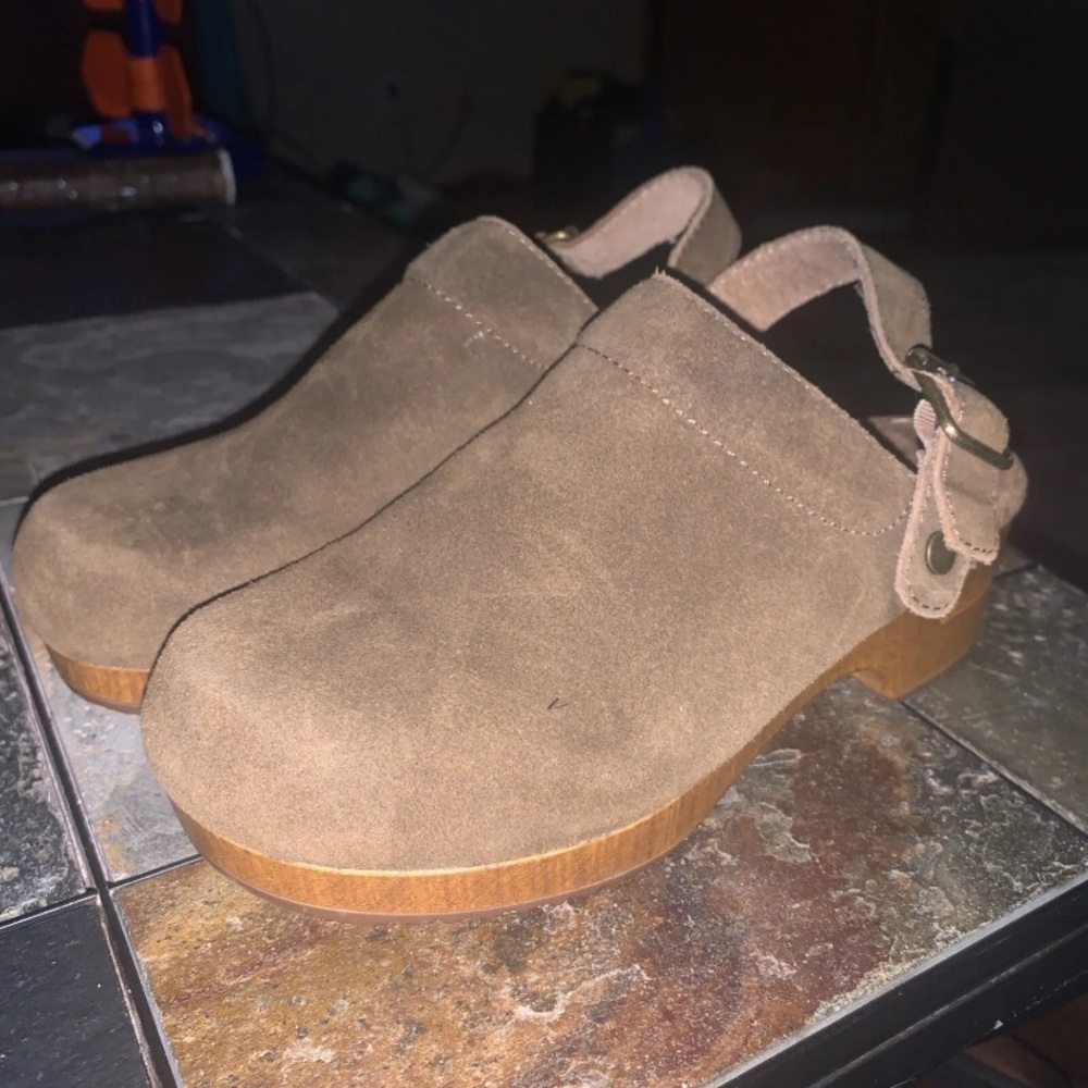 White Mountain BEING Leather Clogs 7M